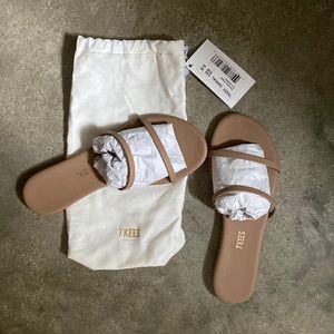 NWT Tkees sandals